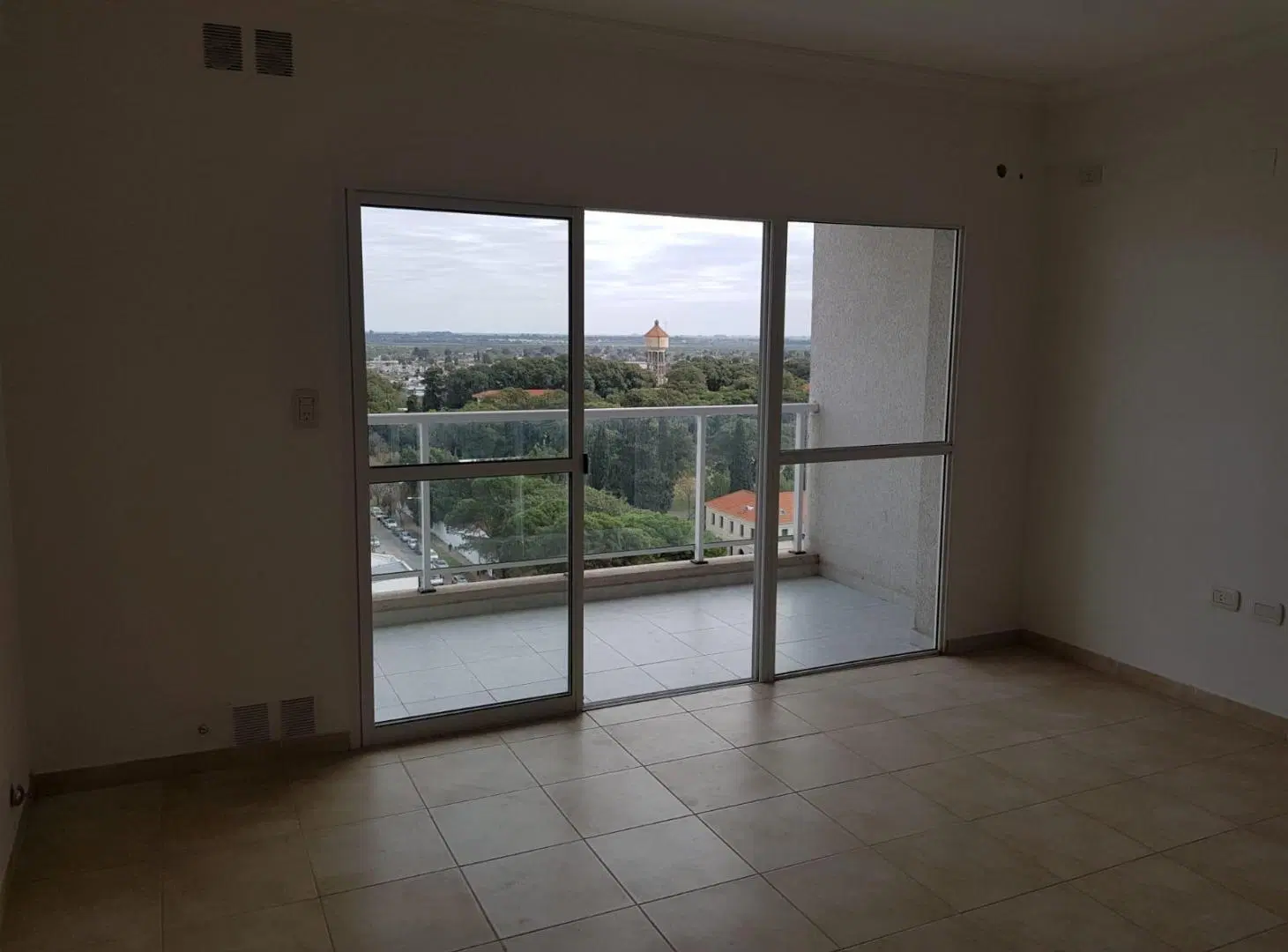 Royo Inmobiliaria alquila depto dos dormitorios y cochera 2