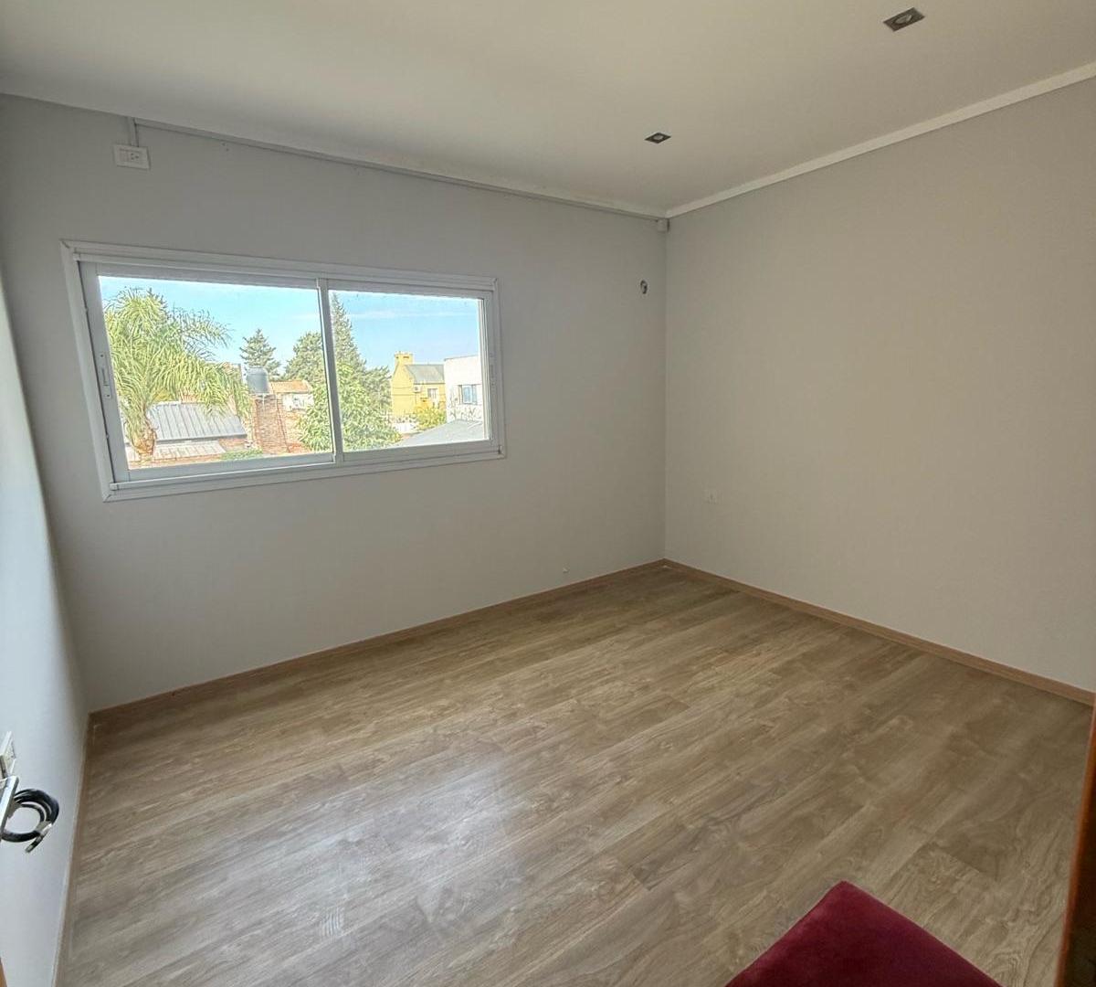Foto de Venta!Casa de 4 dorm de categoría y pileta en zona Av Aristóbulo del, imagen 3
