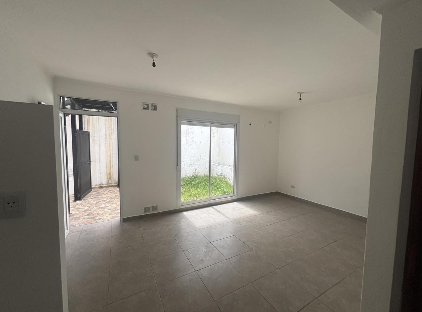 Foto de Royo Inmobiliaria alquila nuevo monoambiente de pasillo en planta baja, imagen 1