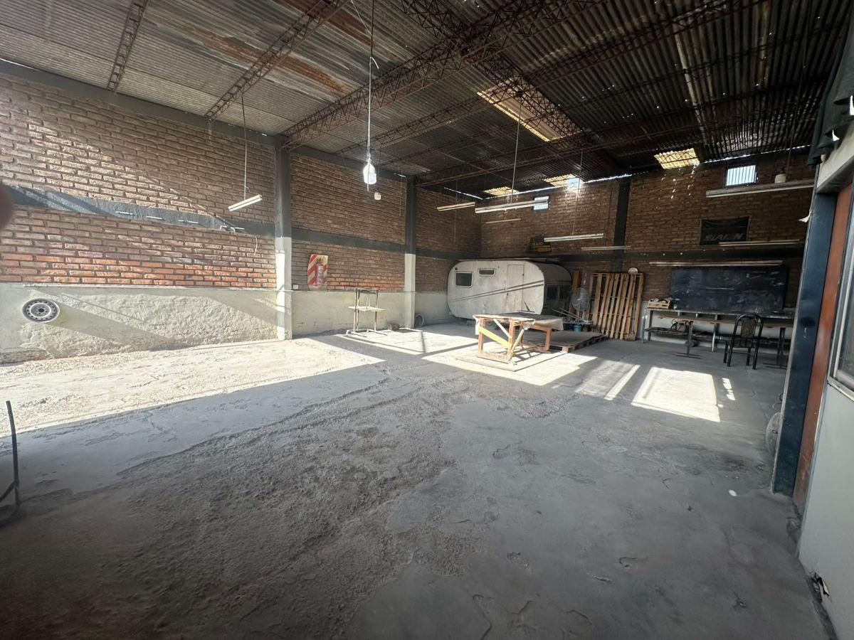 Foto de OPORTUNIDAD DE INVERSIÓN | LOTE / GALPON COMERCIAL EN GUAYMALLÉN, imagen 4