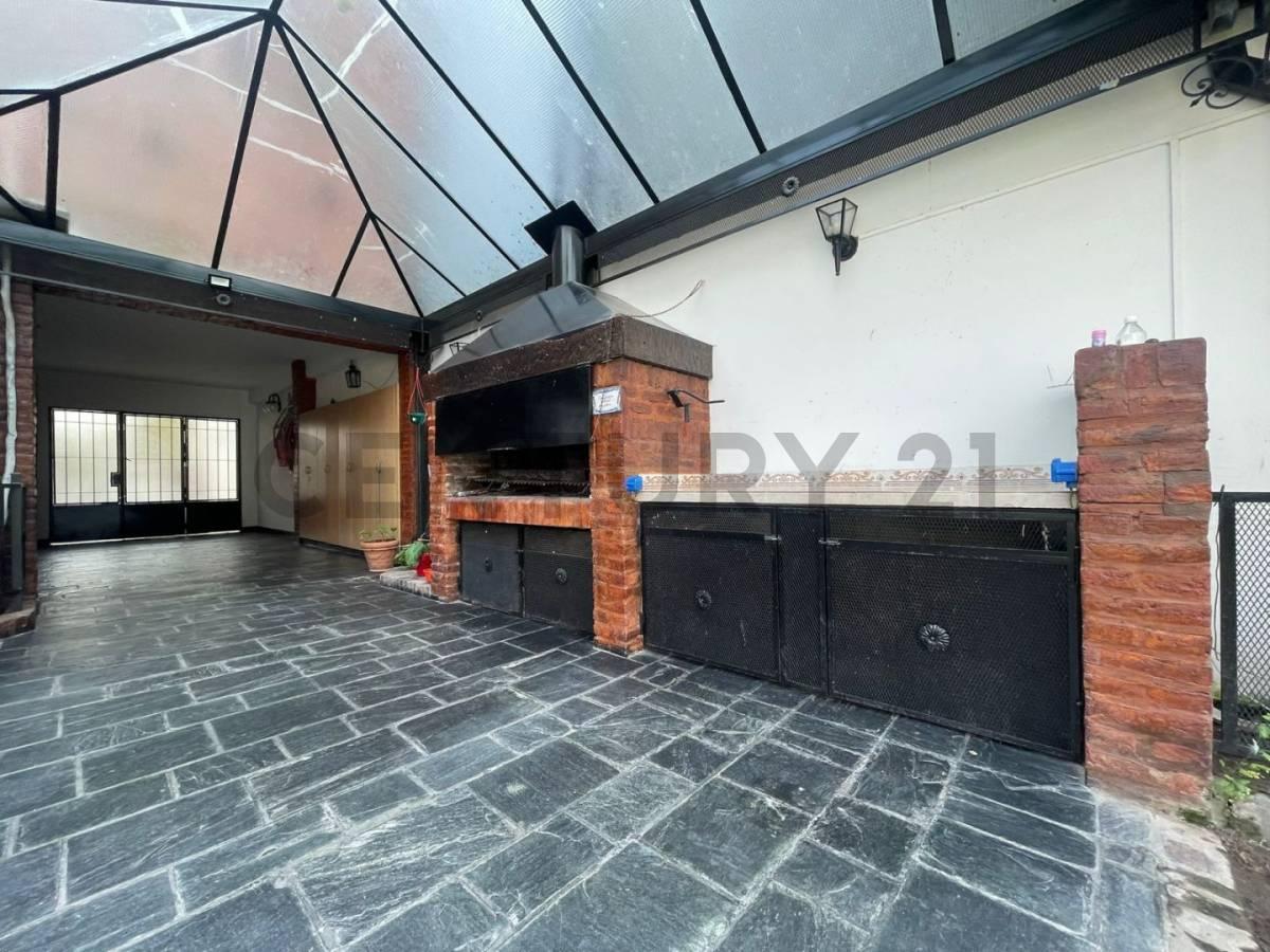 Venta Casa Cinco Ambientes, Garages, Parrilla, Jardín, Pileta, Altillo y Dependencia. Villa Urquiza 5