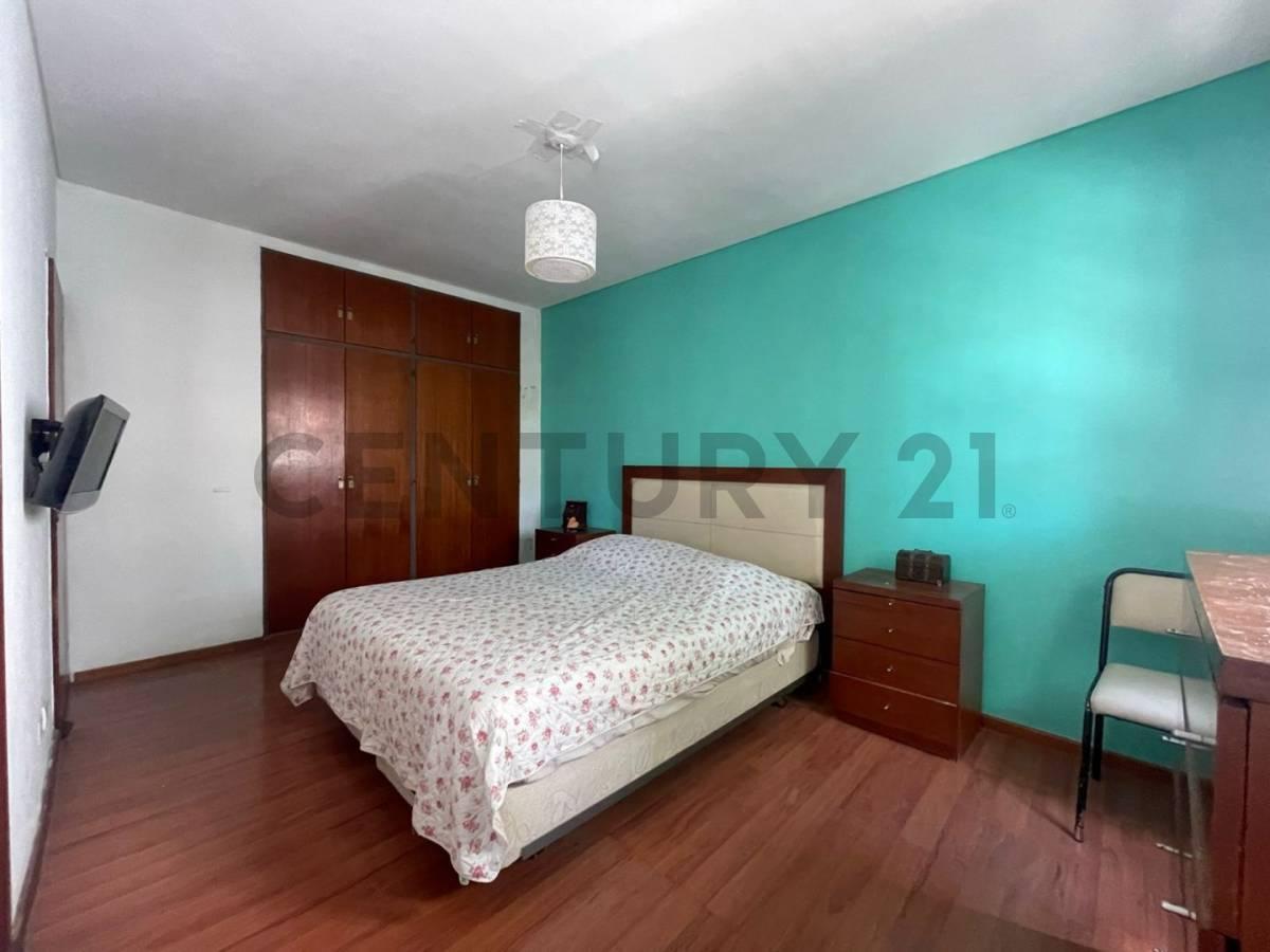 Venta Casa Cinco Ambientes, Garages, Parrilla, Jardín, Pileta, Altillo y Dependencia. Villa Urquiza 3