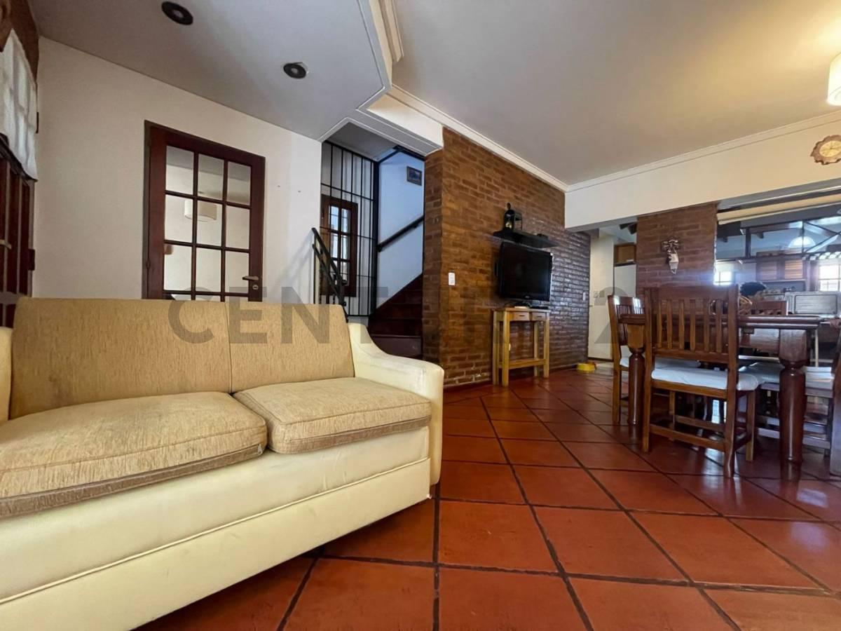 Venta Casa Cinco Ambientes, Garages, Parrilla, Jardín, Pileta, Altillo y Dependencia. Villa Urquiza 4