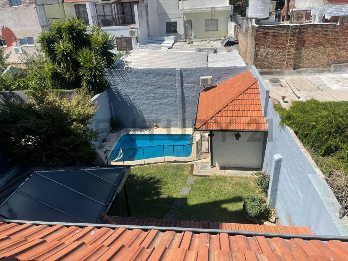 Venta Casa Cinco Ambientes, Garages, Parrilla, Jardín, Pileta, Altillo y Dependencia. Villa Urquiza 2