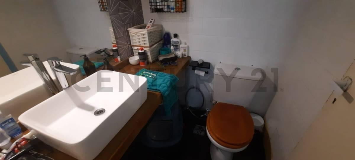 Foto de VENTA DEPARTAMENTO 2 AMBIENTES RECOLETA CON BALCON FRANCES Y BAULERA, imagen 2