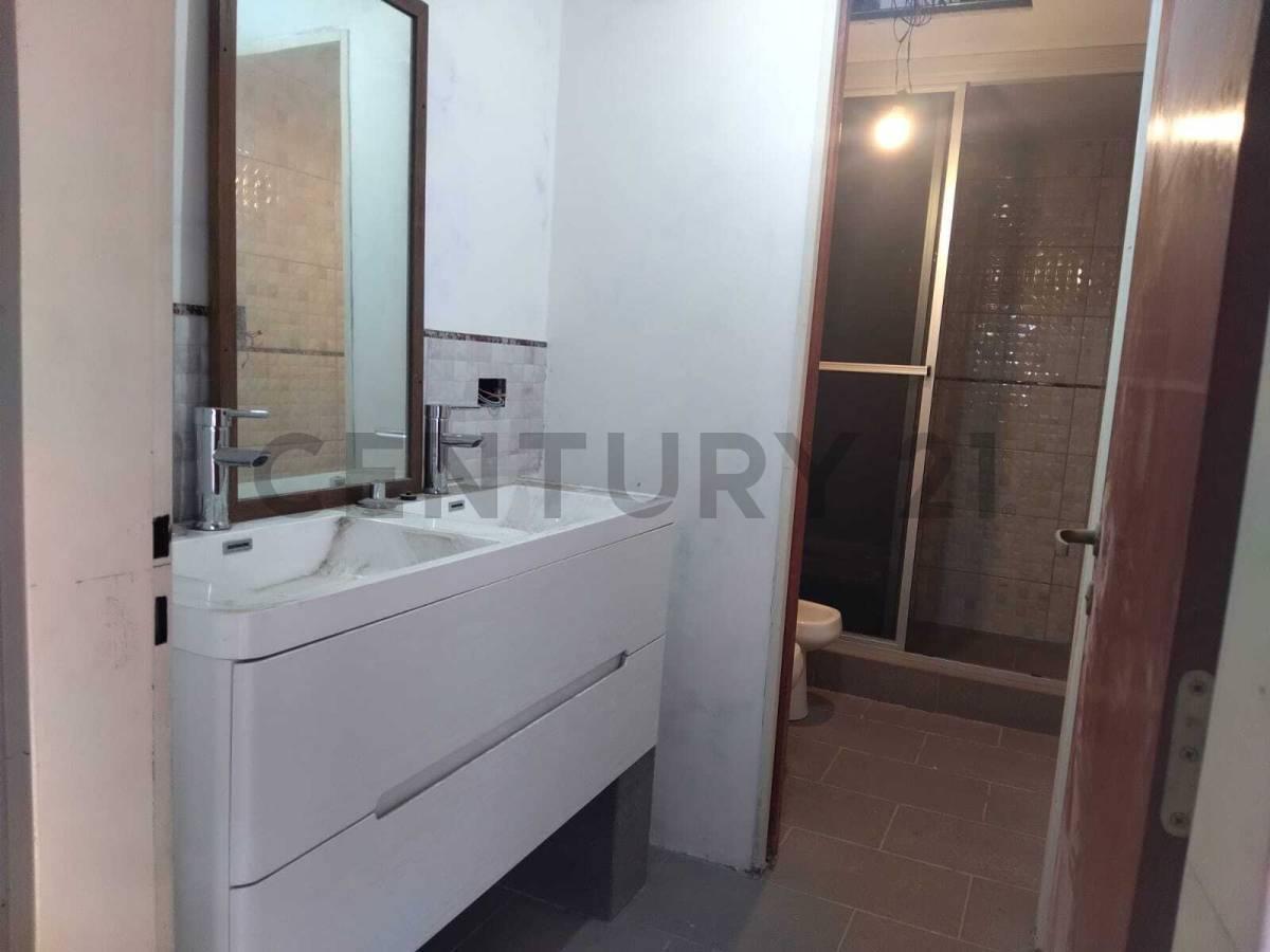 Venta Casa 3 Amb. con Garage y Quincho y Local en Villa Lynch 2