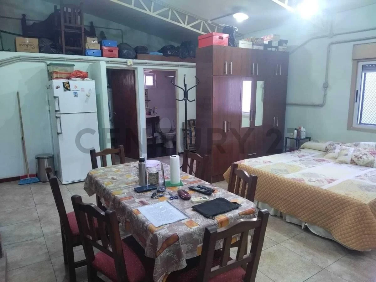 Venta Casa 3 Amb. con Garage y Quincho y Local en Villa Lynch 3