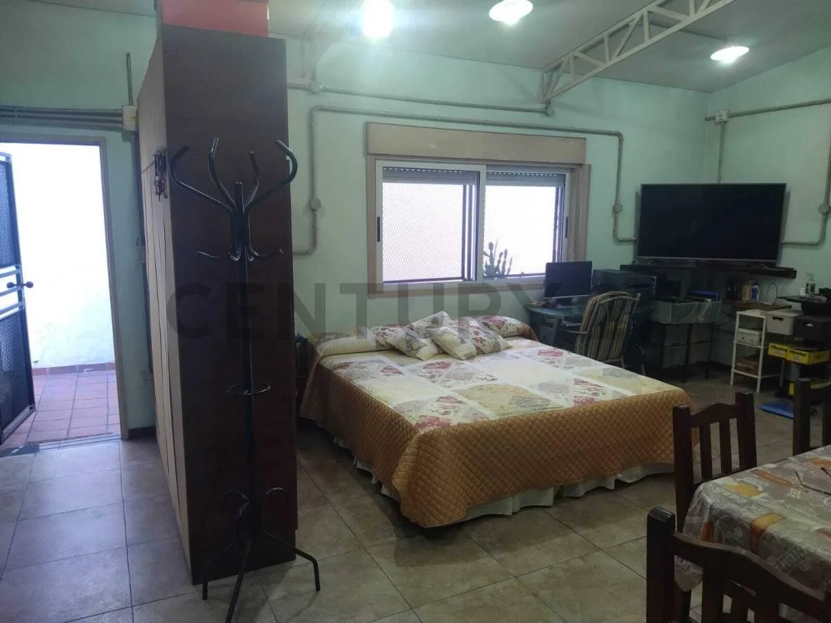 Venta Casa 3 Amb. con Garage y Quincho y Local en Villa Lynch 5