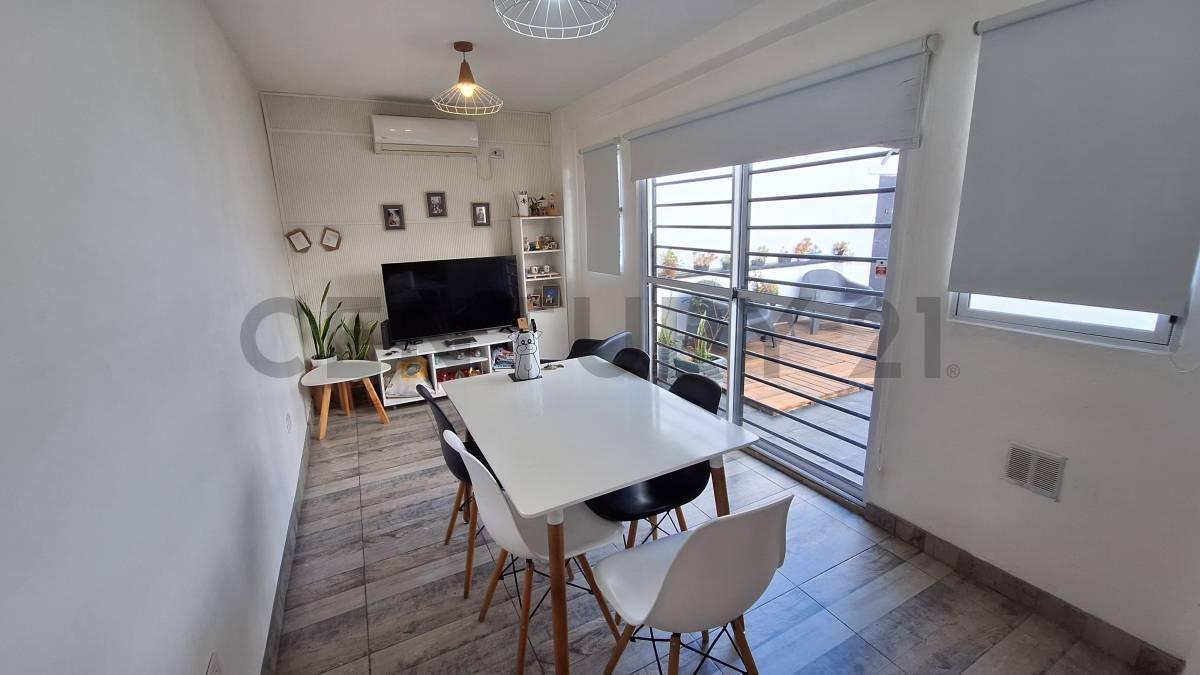 Venta de Casa 4 ambientes (tipo PH) con Patio y Terraza, Apto Crédito en Banfield, Lomas de Zamora.