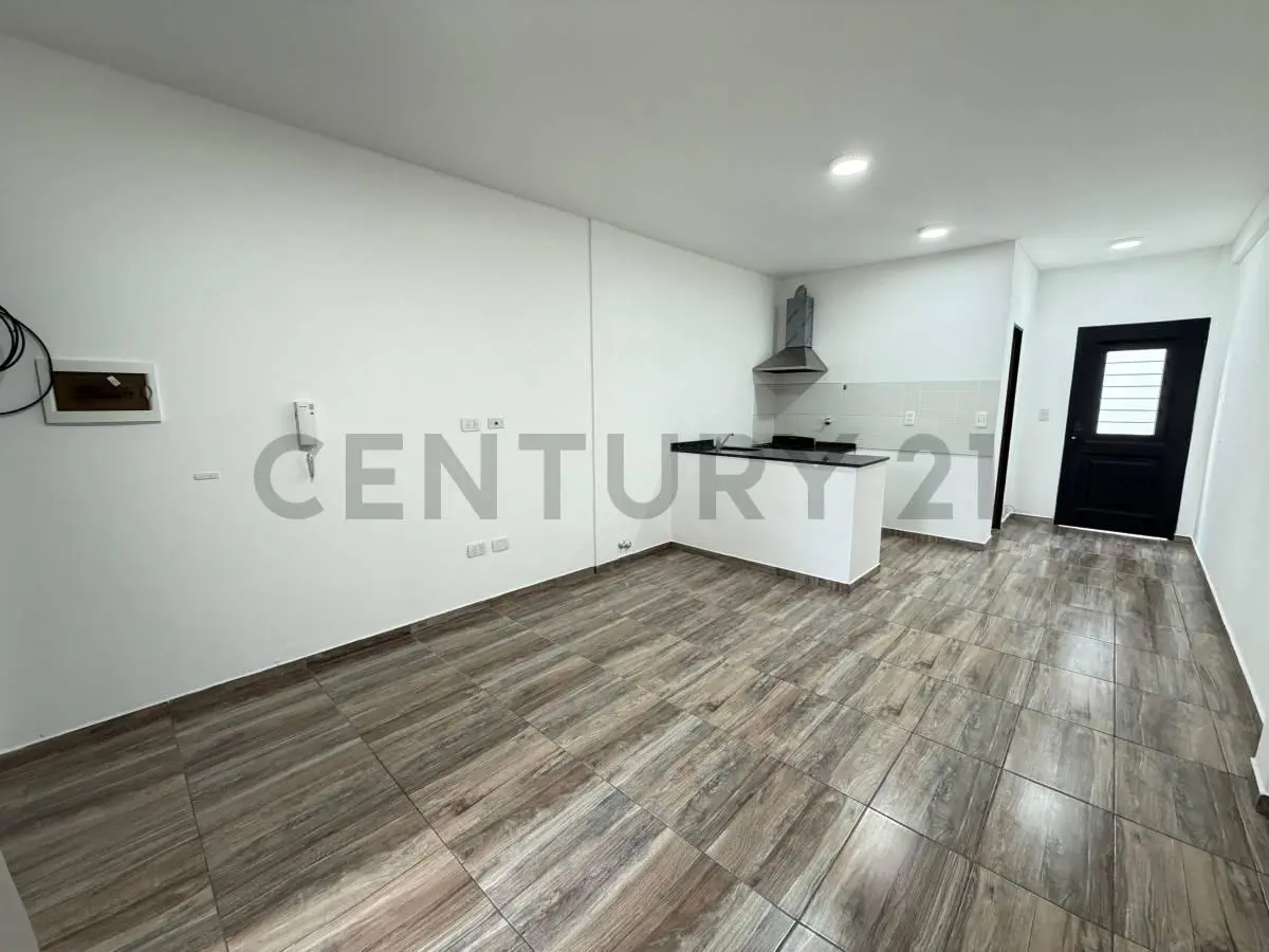 VENTA DPTO 1 AMB CON PATIO Y COCHERA EN CASEROS TRES DE FEBRERO 8