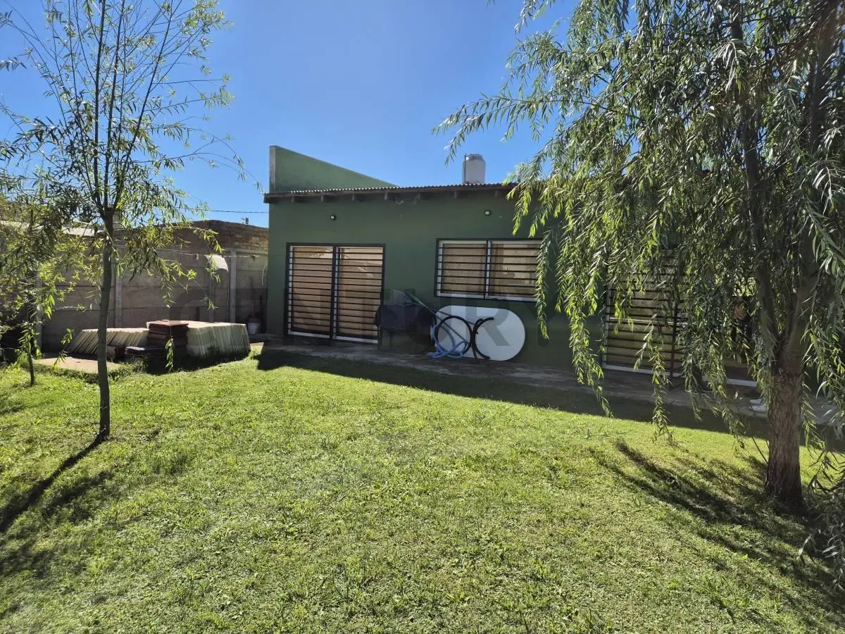 CASA CON JARDÍN Y PILETA EN LOTE PROPIO – LEVENE, CAÑUELAS 2
