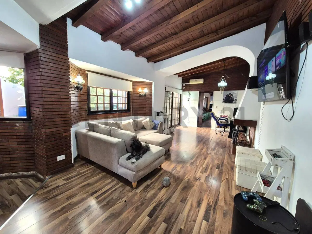 VENTA CASA 5 AMBIENTES REFACCIONADA EN LOTE PROPIO CON QUINCHO, PILETA Y SUITES - VILLA PUEYRREDON 4