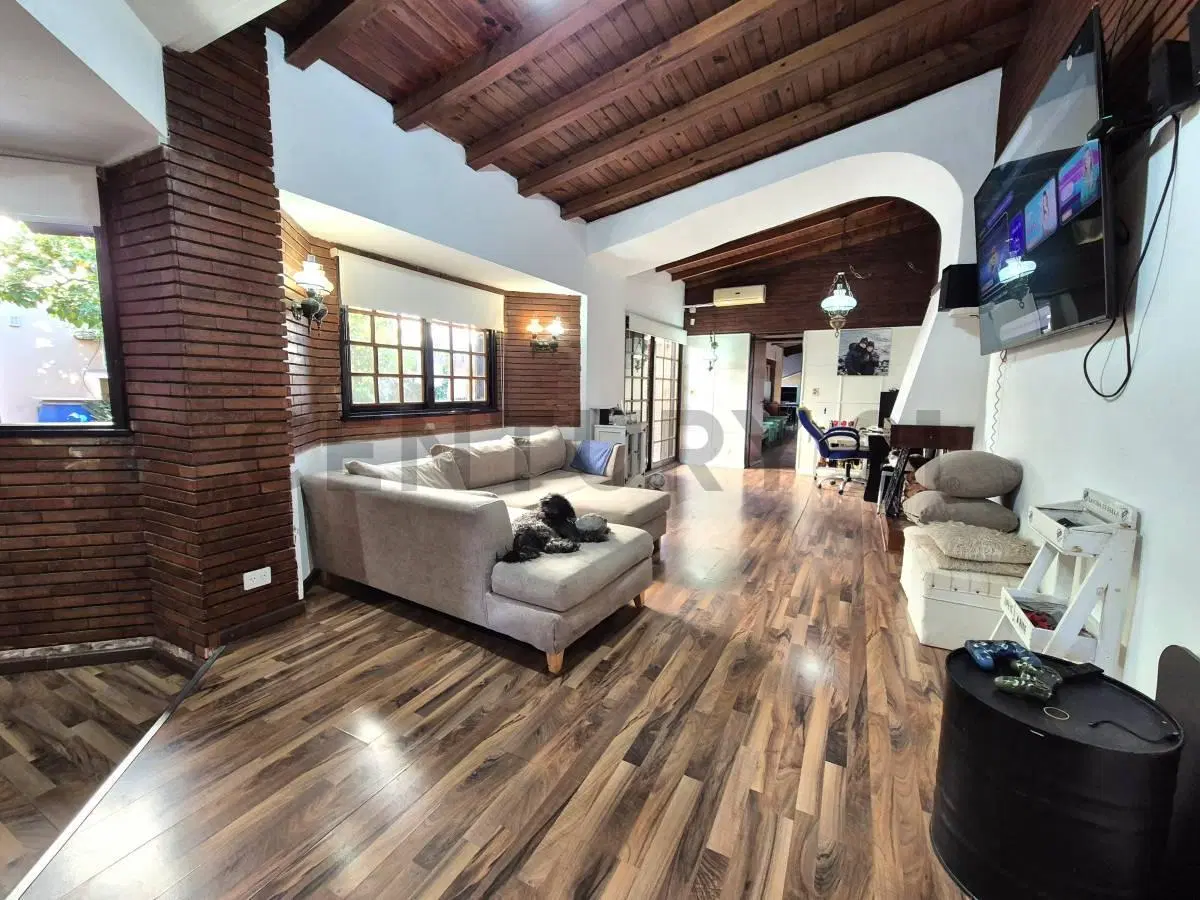 VENTA CASA 5 AMBIENTES REFACCIONADA EN LOTE PROPIO CON QUINCHO, PILETA Y SUITES - VILLA PUEYRREDON 2