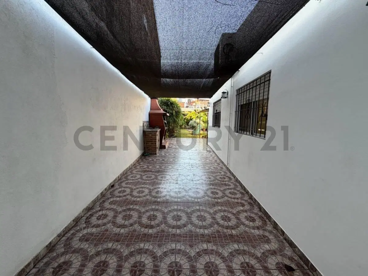 CASA LOTE PROPIO LIMITE CIUDAD JARDIN Y CASEROS C/COCHERA Y JARDIN 8