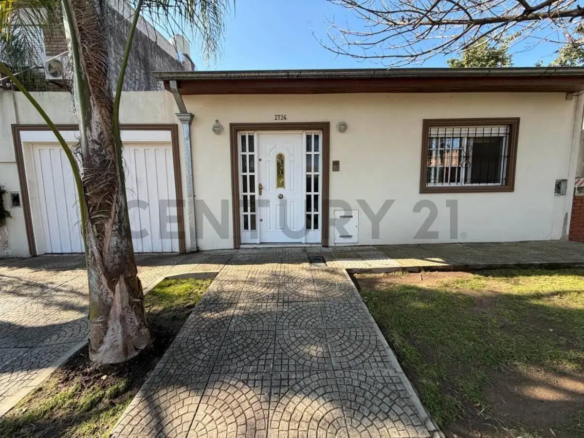CASA LOTE PROPIO LIMITE CIUDAD JARDIN Y CASEROS C/COCHERA Y JARDIN 3