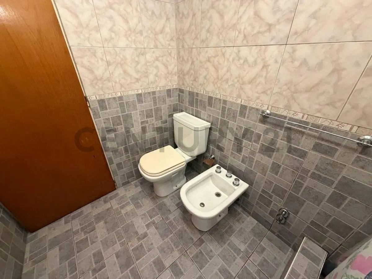 CASA LOTE PROPIO LIMITE CIUDAD JARDIN Y CASEROS C/COCHERA Y JARDIN 5