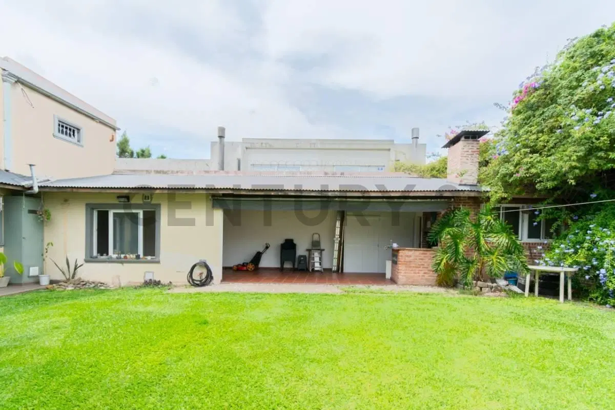 VENTA CASA 5 AMBIENTES CON GRAN JARDIN Y PARRILLA EN ITUZAINGÓ 2