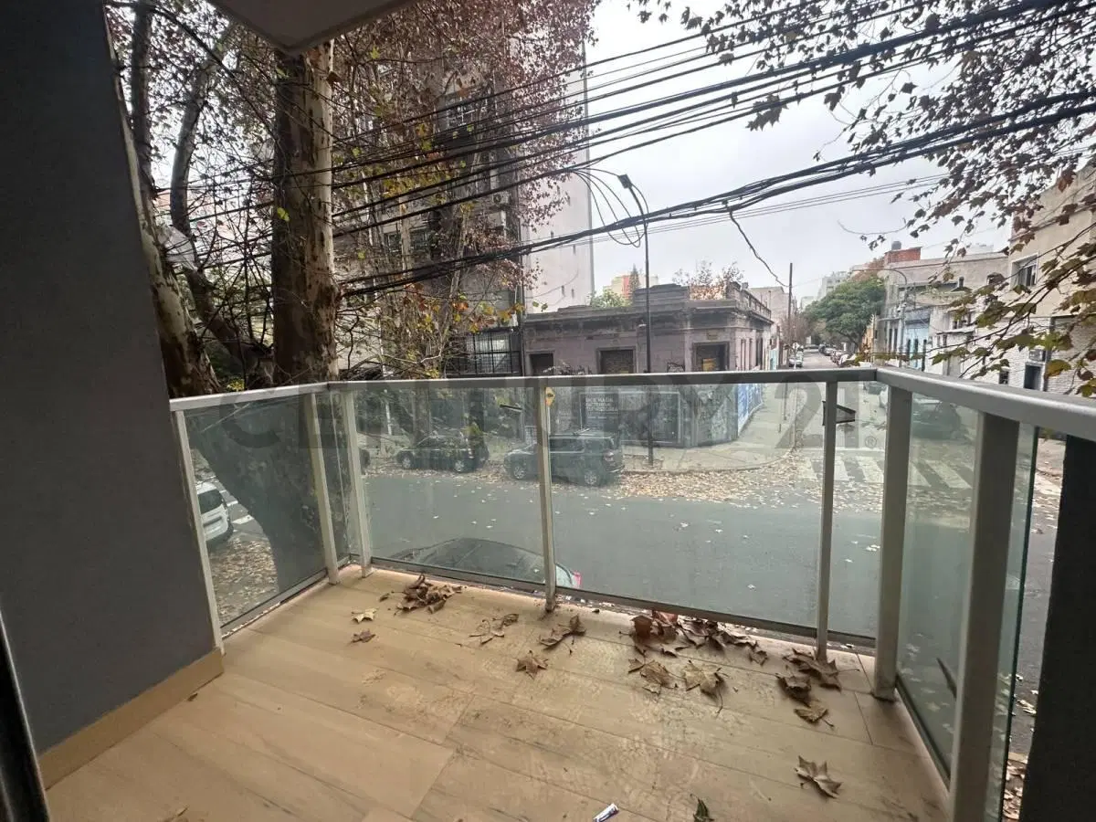 VENTA DE MONOAMBIENTE AL FRENTE CON BALCON Y PATIO EN VILLA CRESPO 3
