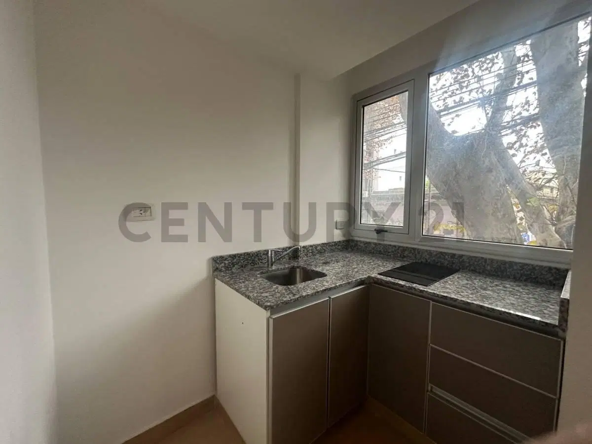 VENTA DE MONOAMBIENTE AL FRENTE CON BALCON Y PATIO EN VILLA CRESPO 2