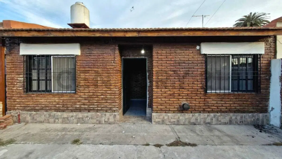 VENTA 3 CASAS  SOBRE LOTE PROPIO CON GARAGE Y PATIO INDIVIDUALES EN MORENO 4