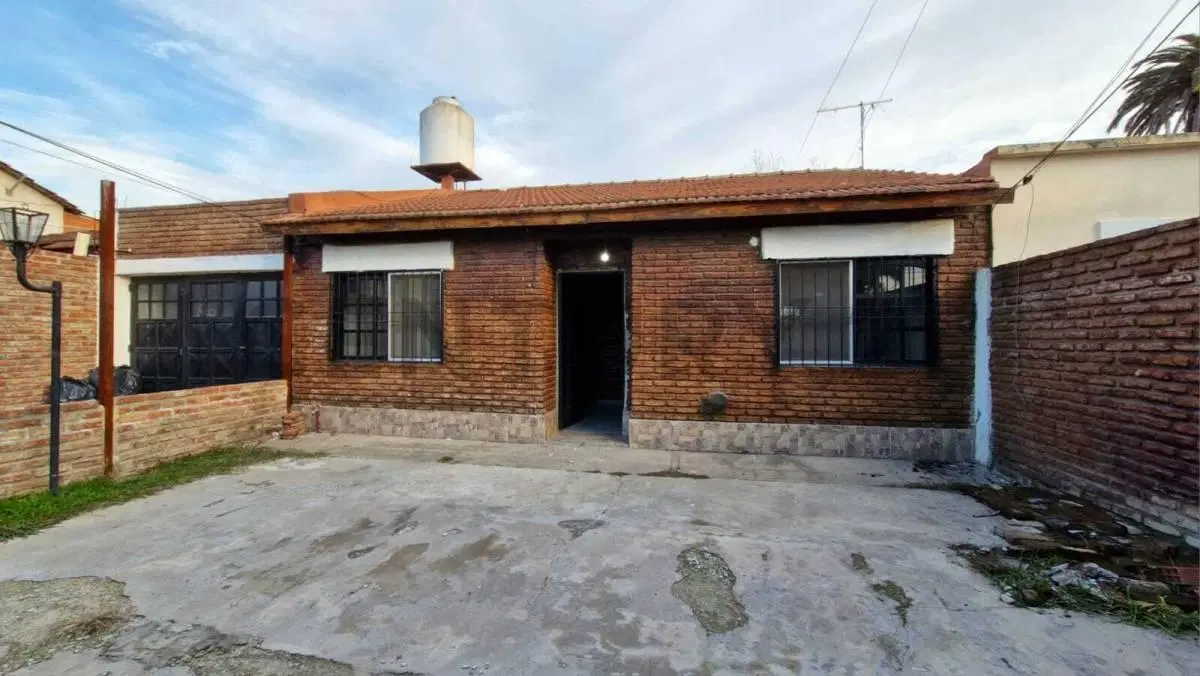 VENTA 3 CASAS  SOBRE LOTE PROPIO CON GARAGE Y PATIO INDIVIDUALES EN MORENO 5