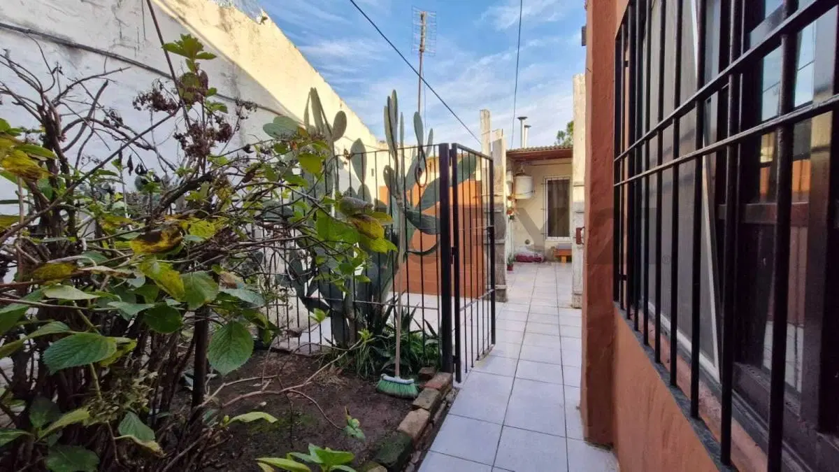 VENTA 3 CASAS  SOBRE LOTE PROPIO CON GARAGE Y PATIO INDIVIDUALES EN MORENO 3