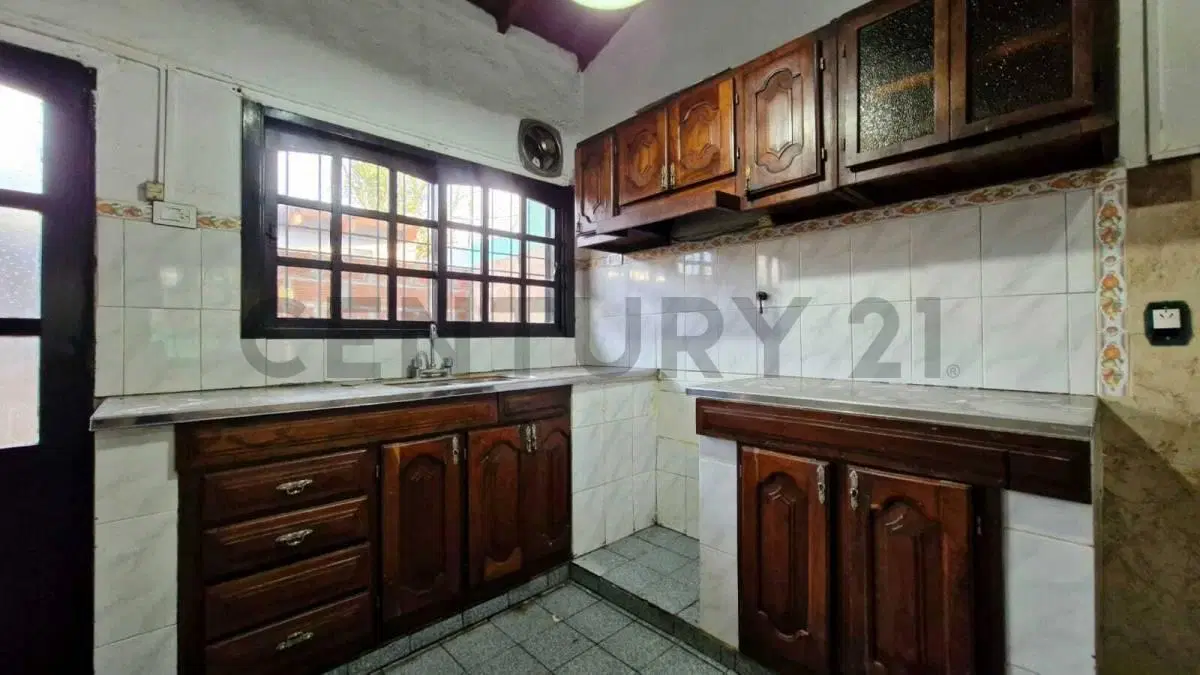 VENTA 3 CASAS  SOBRE LOTE PROPIO CON GARAGE Y PATIO INDIVIDUALES EN MORENO 8