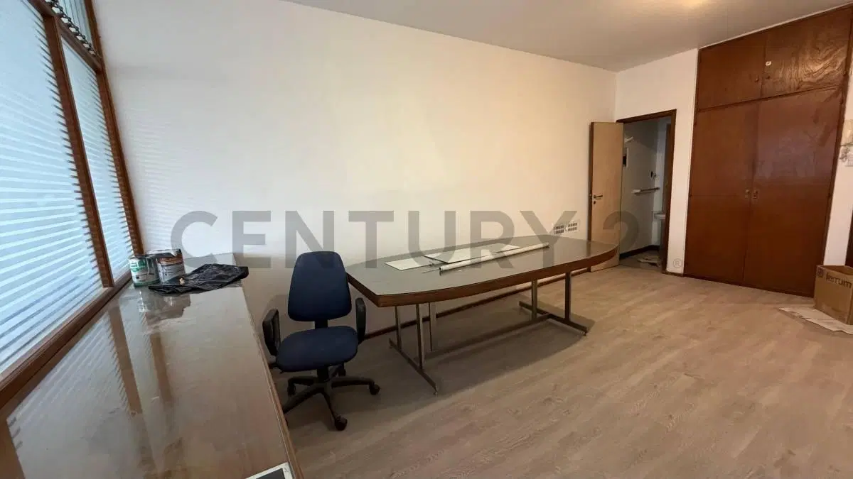 ALQUILER OFICINA TRIBUNALES RECICLADA, URUGUAY ESQUINA CORDOBA 5