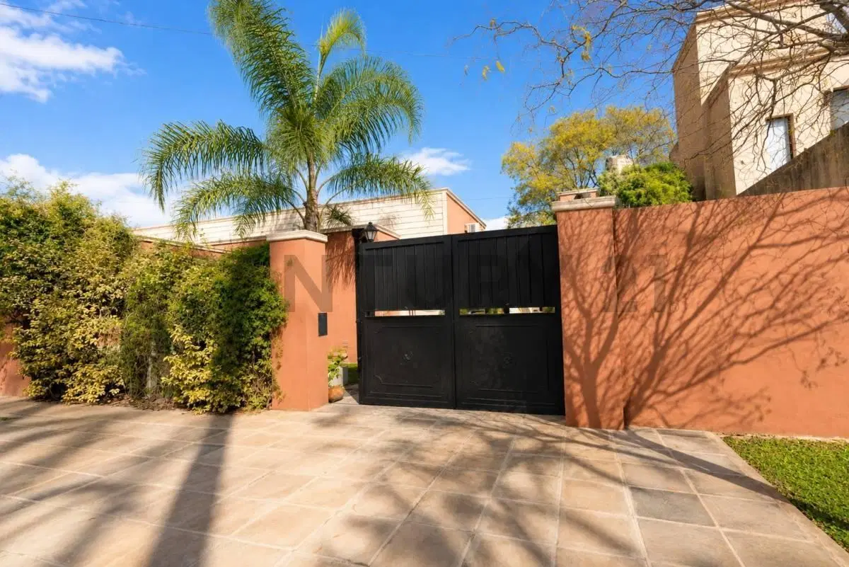Casa de 5 ambientes con pileta, quincho y jardín parquizado en Marcos Paz 1