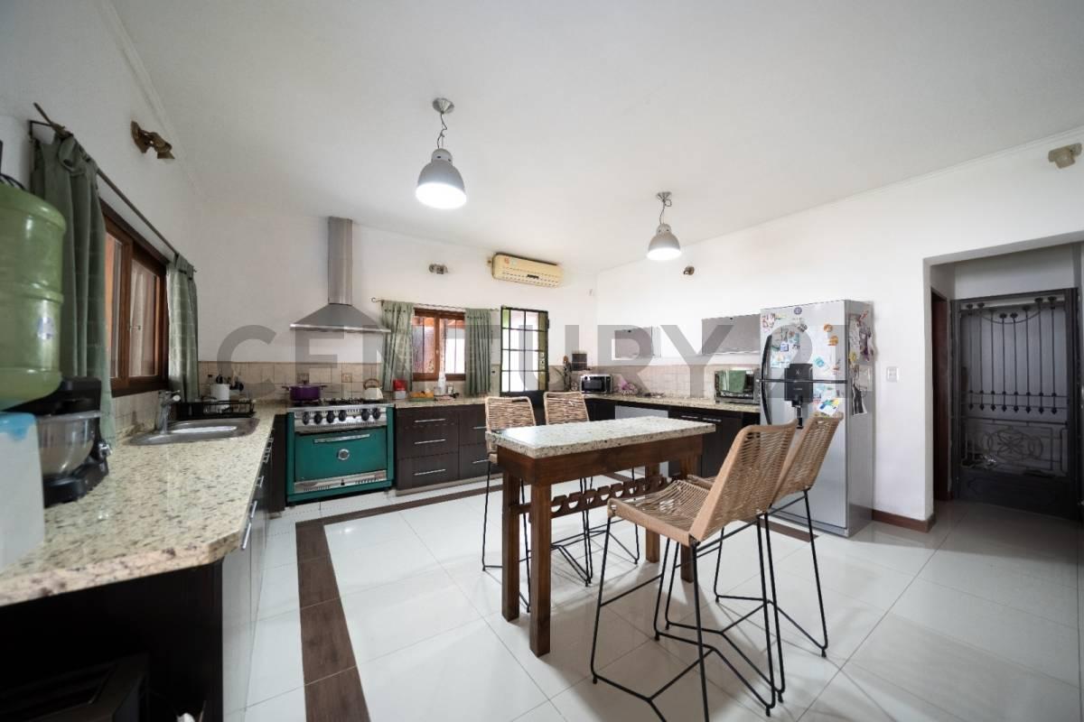 Foto de VENTA Casa de 5 ambientes con pileta, quincho y jardín parquizado en, imagen 3