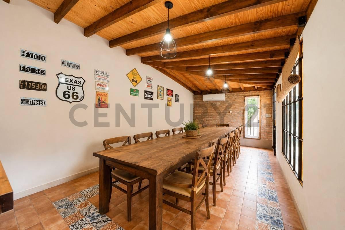 Foto de VENTA Casa de 5 ambientes con pileta, quincho y jardín parquizado en, imagen 2