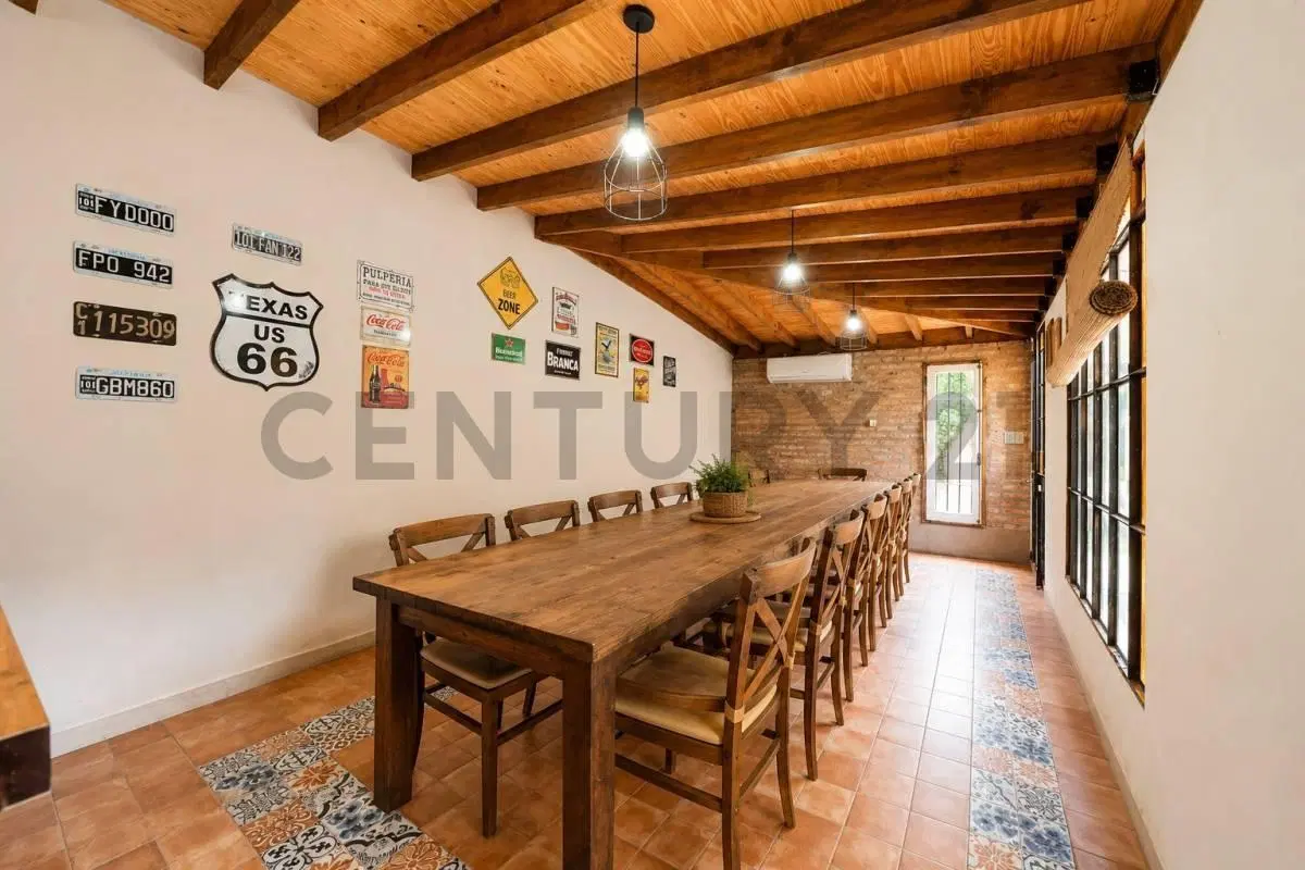 Casa de 5 ambientes con pileta, quincho y jardín parquizado en Marcos Paz 2