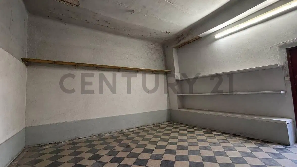 Venta local comercial con entrada independiente en Mataderos – Gran potencial de refacción 2