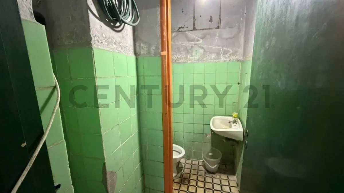 Venta local comercial con entrada independiente en Mataderos – Gran potencial de refacción 4