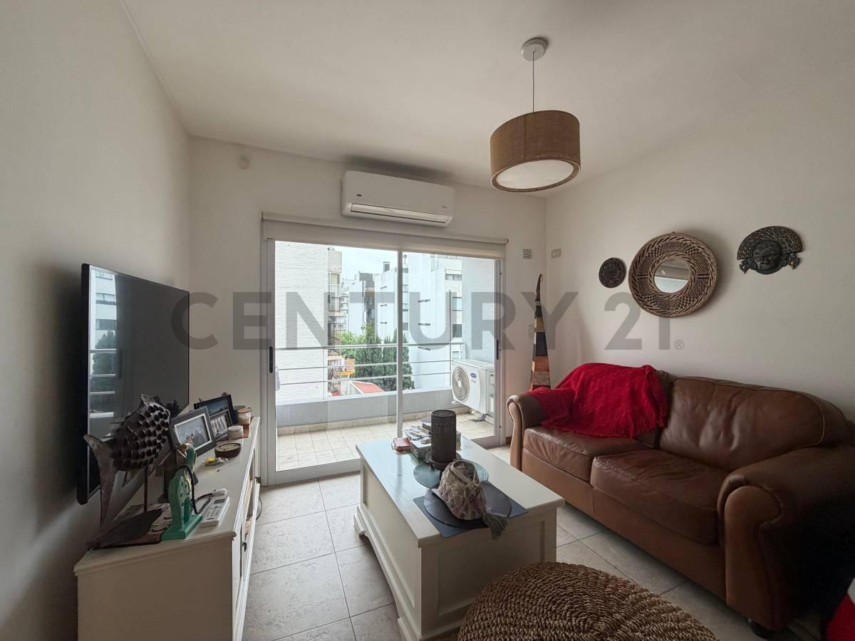 Foto de VENTA DEPARTAMENTO 2 AMBIENTES - SUPER LUMINOSO - PILETA Y SUM - VILLA, imagen 2