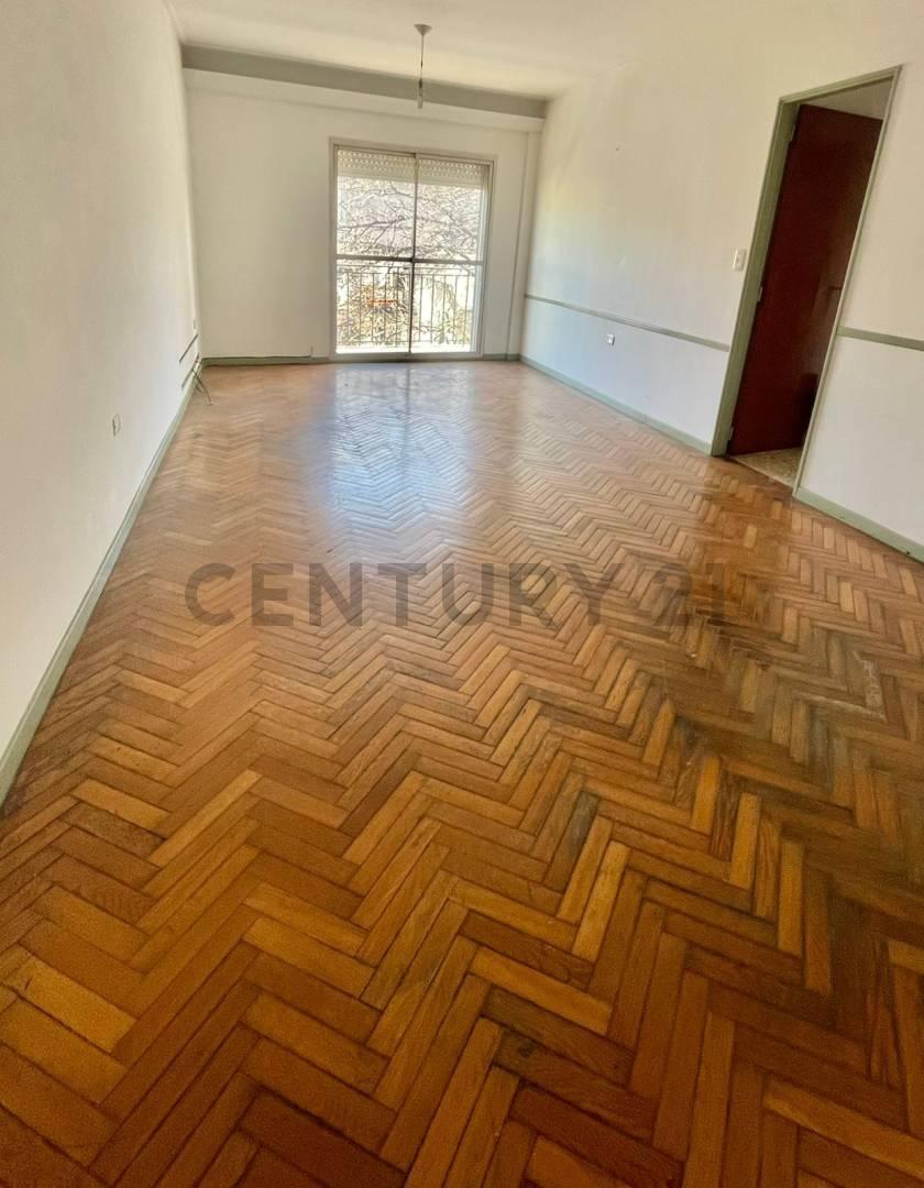 Foto de VENTA DEPARTAMENTO 4 AMBIENTES + DEPENDENCIA BALCON TOILLETE LAVADERO, imagen 2