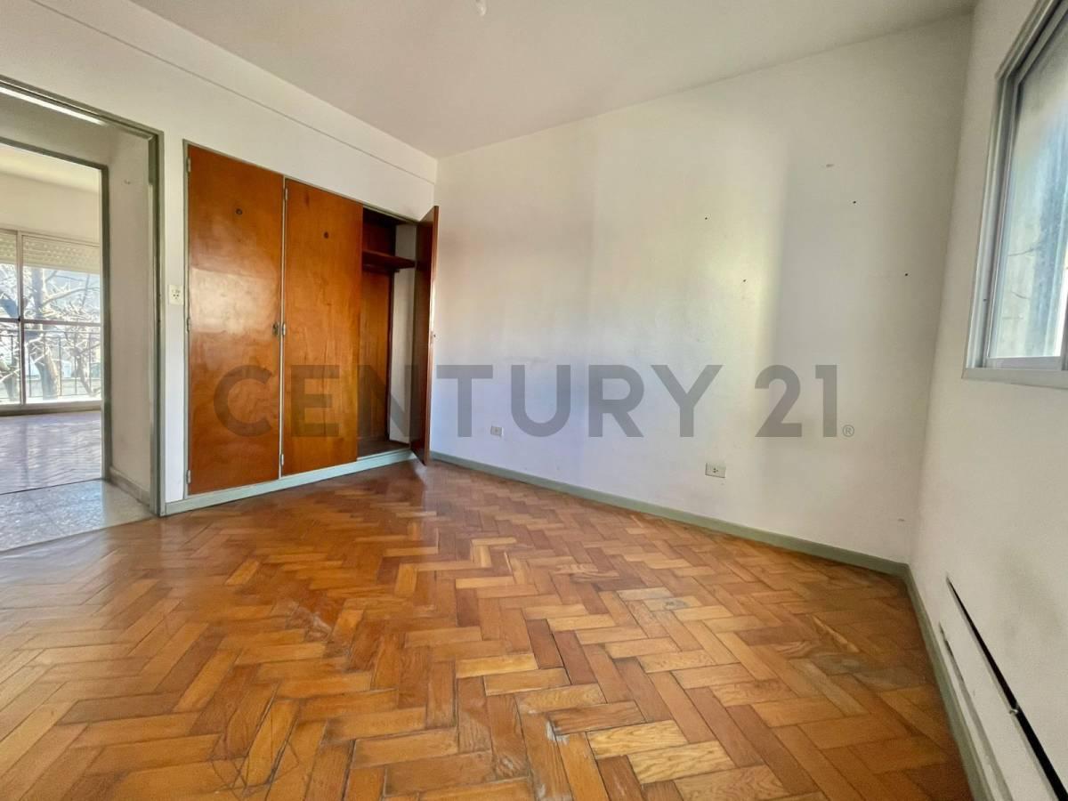Foto de VENTA DEPARTAMENTO 4 AMBIENTES + DEPENDENCIA BALCON TOILLETE LAVADERO, imagen 1