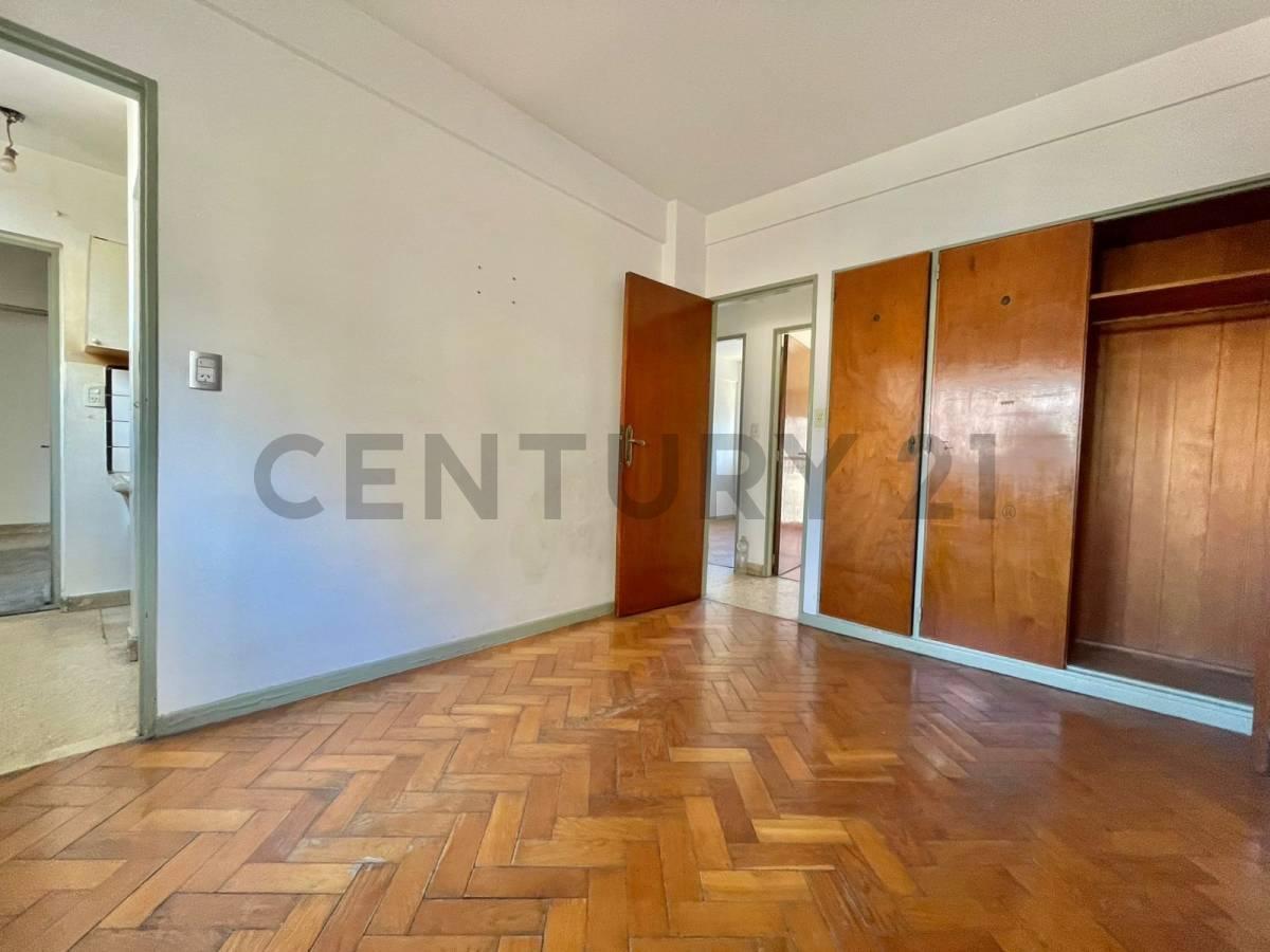 Foto de VENTA DEPARTAMENTO 4 AMBIENTES + DEPENDENCIA BALCON TOILLETE LAVADERO, imagen 5