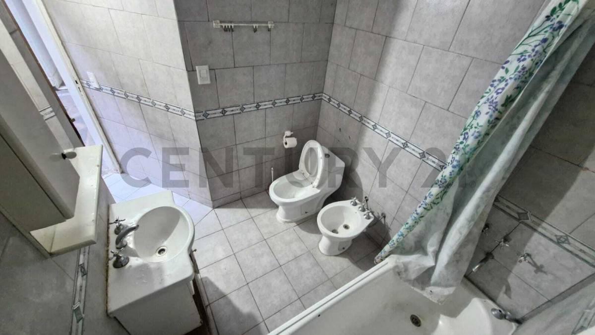 Foto de PH de 4 ambientes con doble patio, 2 baños completos y entrada de, imagen 3