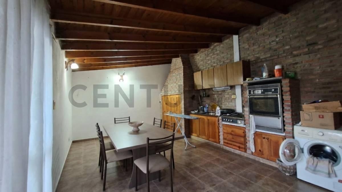 Foto de VENTA CASA CON JARDÍN, QUINCHO Y GARAGE EN EZPELETA – LOTE 10 X 30, imagen 4
