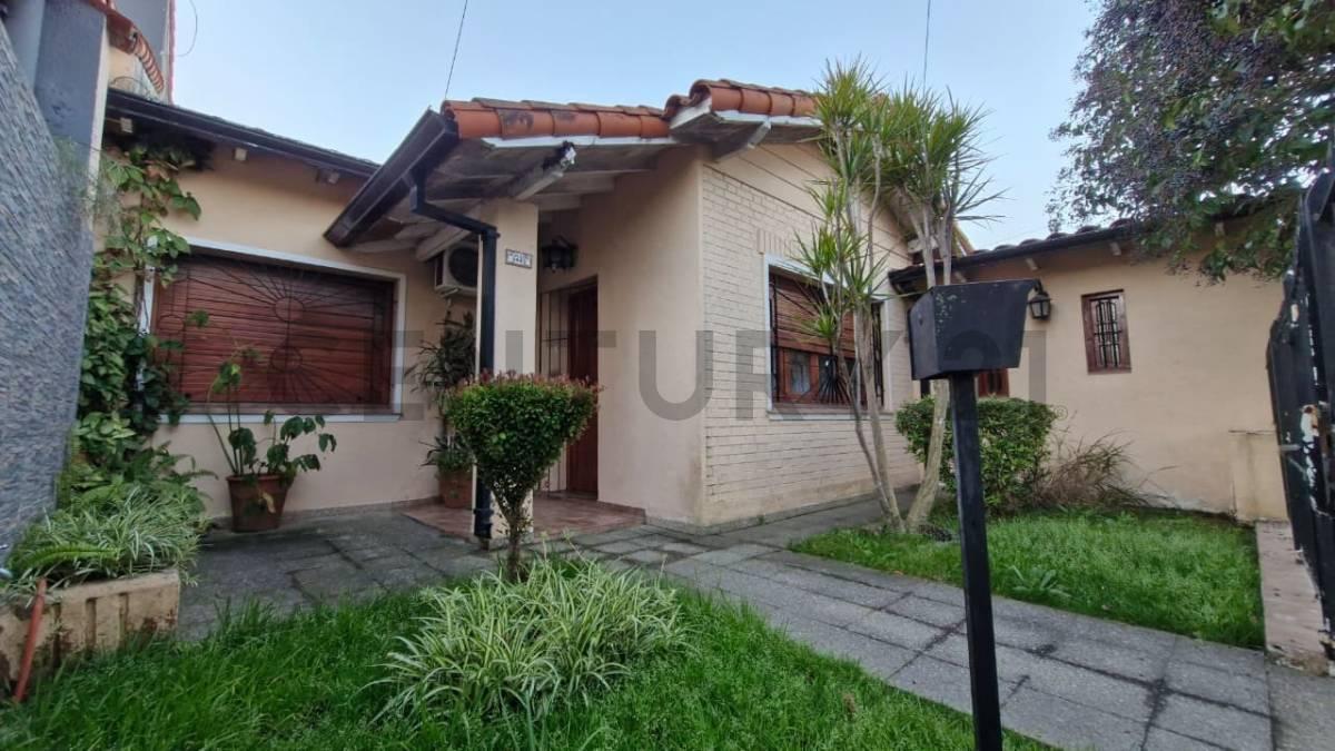 Foto de VENTA CASA CON JARDÍN, QUINCHO Y GARAGE EN EZPELETA – LOTE 10 X 30, imagen 2