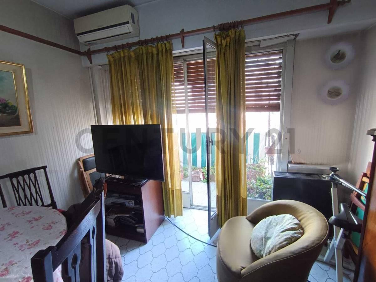 Foto de VENTA DEPARTAMENTO TRES AMBIENTES CON DEPENDENCIA BALCON AL FRENTE EN, imagen 2