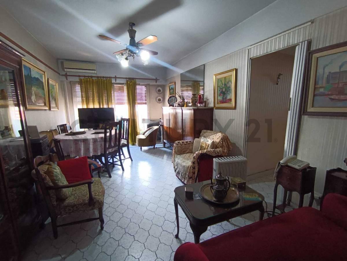 Foto de VENTA DEPARTAMENTO TRES AMBIENTES CON DEPENDENCIA BALCON AL FRENTE EN, imagen 1