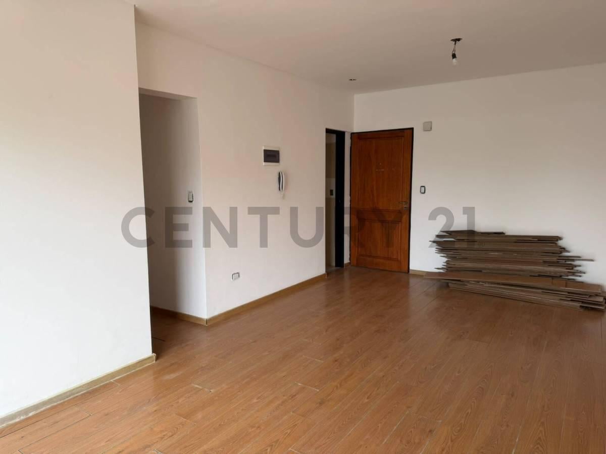 Foto de VENTA DEPARTAMENTO 3 AMBIENTES AL FRENTE EN VILLA PUEYRREDON- BALCON, imagen 1