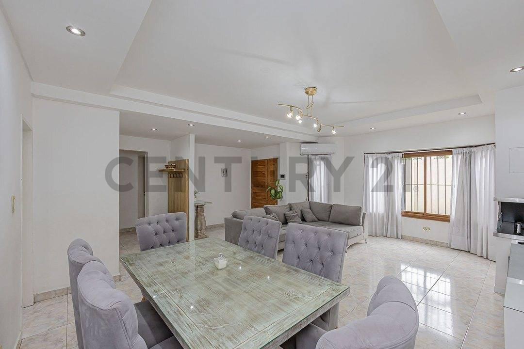 Foto de ACEPTA PERMUTA - CASA 6 AMB CON PISCINA Y 2 COCHERAS - EL PALOMAR, imagen 3