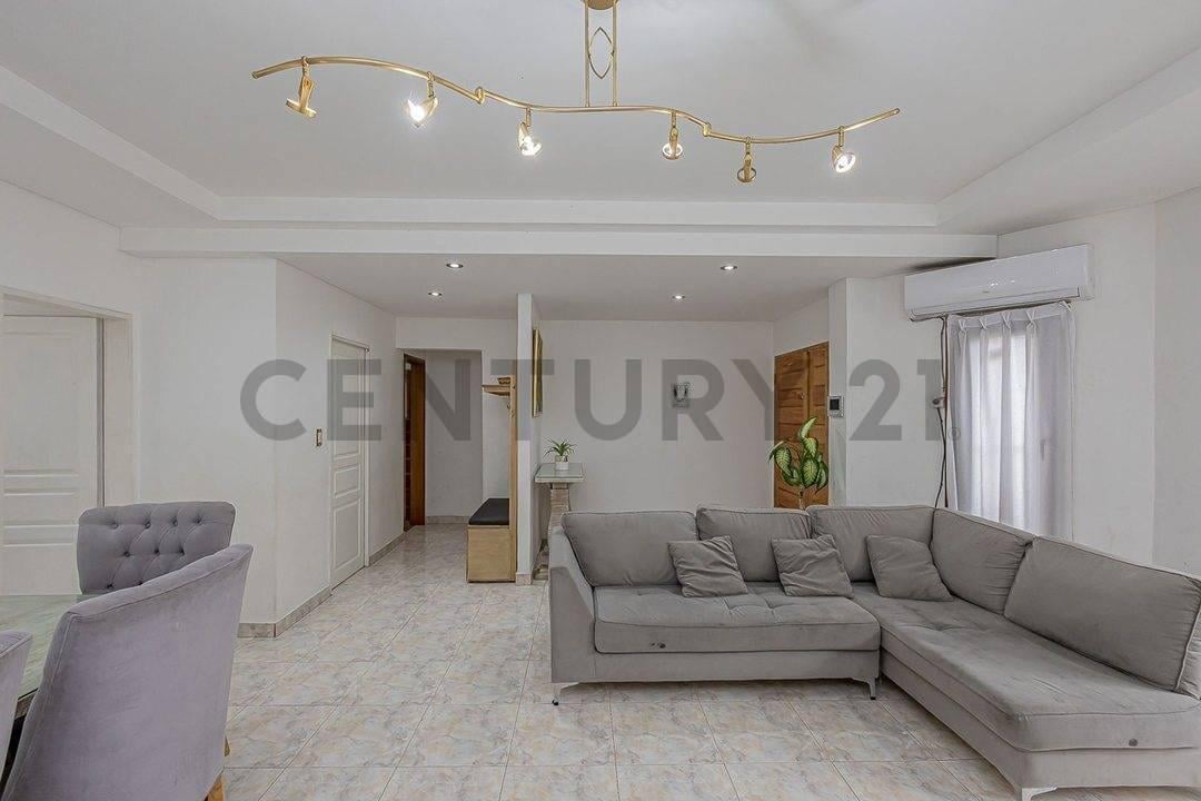 Foto de ACEPTA PERMUTA - CASA 6 AMB CON PISCINA Y 2 COCHERAS - EL PALOMAR, imagen 2