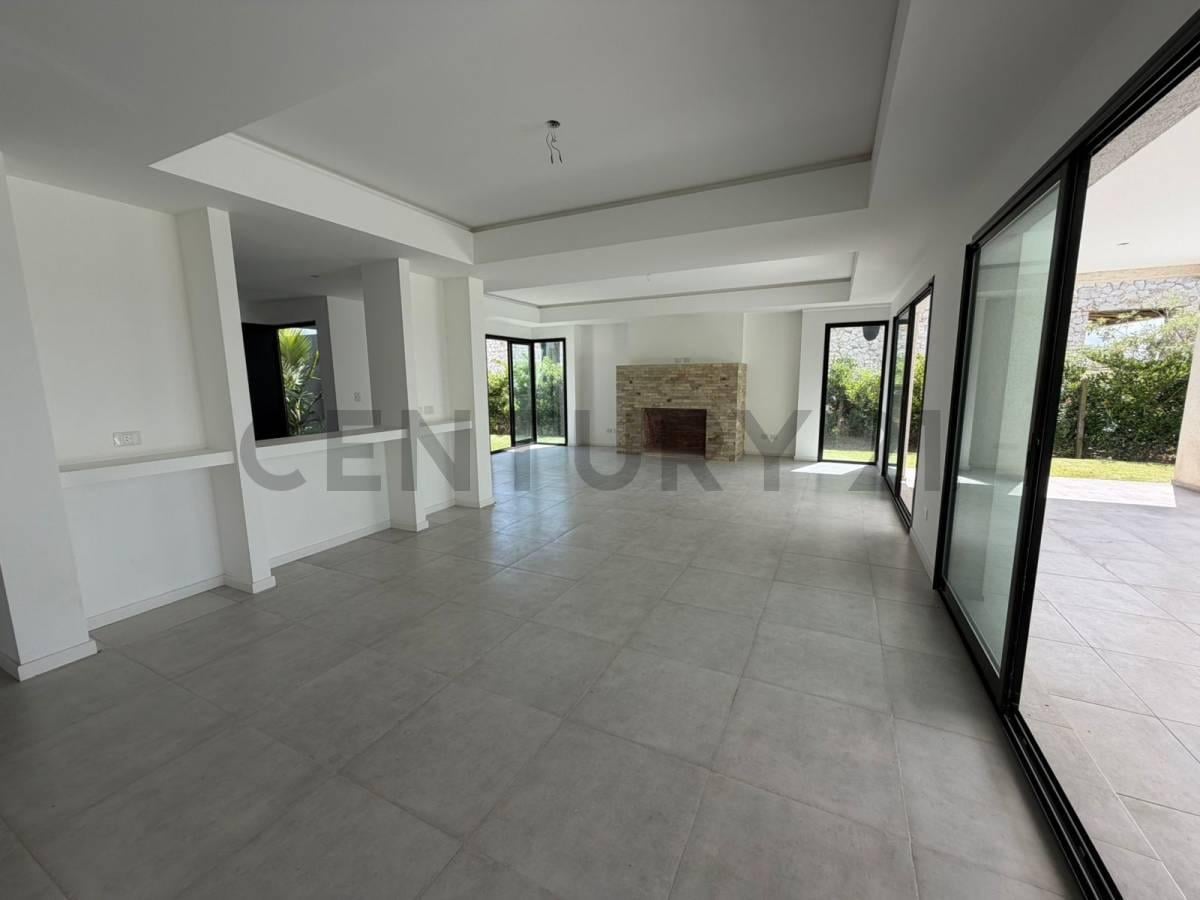 Foto de VENTA CASA DE 6 AMB C/ PILETA - ACEPTA PERMUTA - CANTON BARRIO GOLF, imagen 4