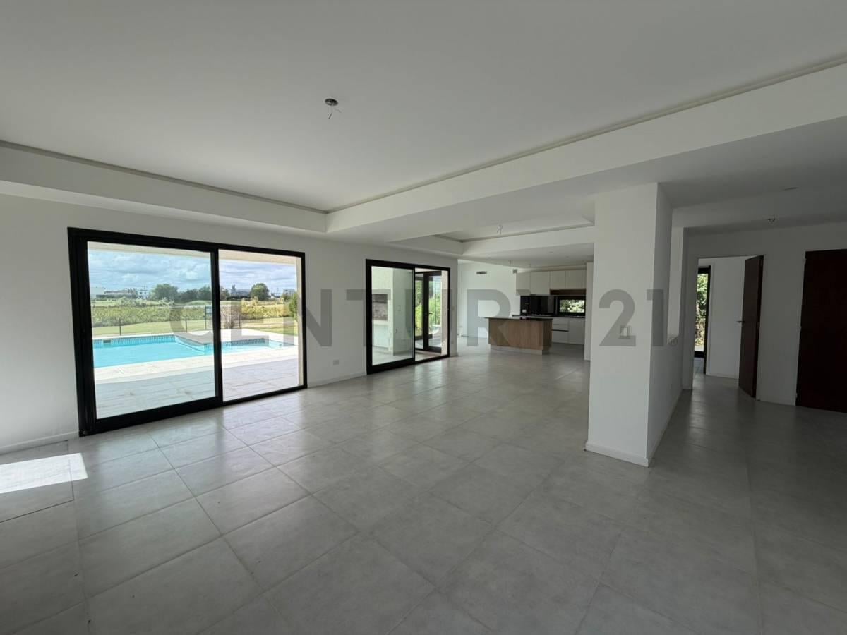 Foto de VENTA CASA DE 6 AMB C/ PILETA - ACEPTA PERMUTA - CANTON BARRIO GOLF, imagen 3
