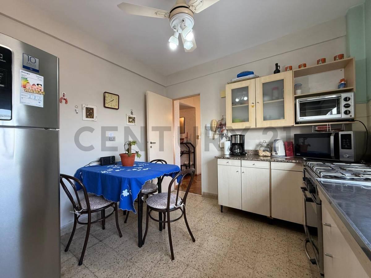 Foto de VENTA DEPARTAMENTO 4 AMBIENTES CON COCHERA FLORESTA, imagen 3