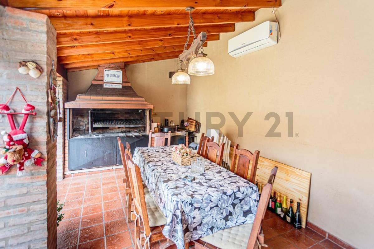 Foto de VENTA DE CASA EN 2 PLANTAS DE 4 AMBIENTES CON PILETA Y QUINCHO - VILLA, imagen 2